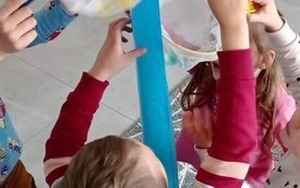 Dzieci bawiące się w łapanie motyli w siatki na owady