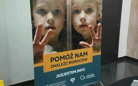 Plakat og&oacute;lnopolskiej kampanii promującej rodzicielstwo zastępcze na kt&oacute;rym znajduje się dwoje dzieci i napisy &bdquo;Masz Chwilę ?&rdquo; &bdquo; Pom&oacute;ż nam znaleźć rodzic&oacute;w&rdquo;