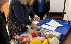 Prezentacja akcesori&oacute;w używanych podczas Monachijskijskiej Funkcjonalnej Diagnostyki Rozwojowej dzieci