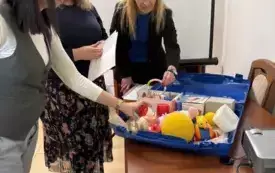 walizka akcesori&oacute;w używanych w Monachijskijskiej Funkcjonalnej Diagnostyce Rozwojowej dzieci