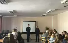 Widok sali uczestnik&oacute;w z prowadzącymi