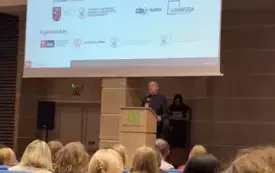 prof. dr. hab. Zdzisław Kroplewski, Dyrektor Instytutu Psychologi Uniwersytetu Szczecińskiego rozpoczynający konferencje "Wyzwania rodzicielstwa: rodzina zastępcza, rodzina patchworkowa/rodzina zrekonstruowana