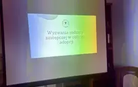 slajd prezentacji z tematem spotkania &quot;Wyzwania rodziny zastępczej w obliczu adopcji&quot;