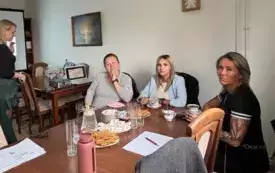 Uczestnicy spotkania siedzący przy stole